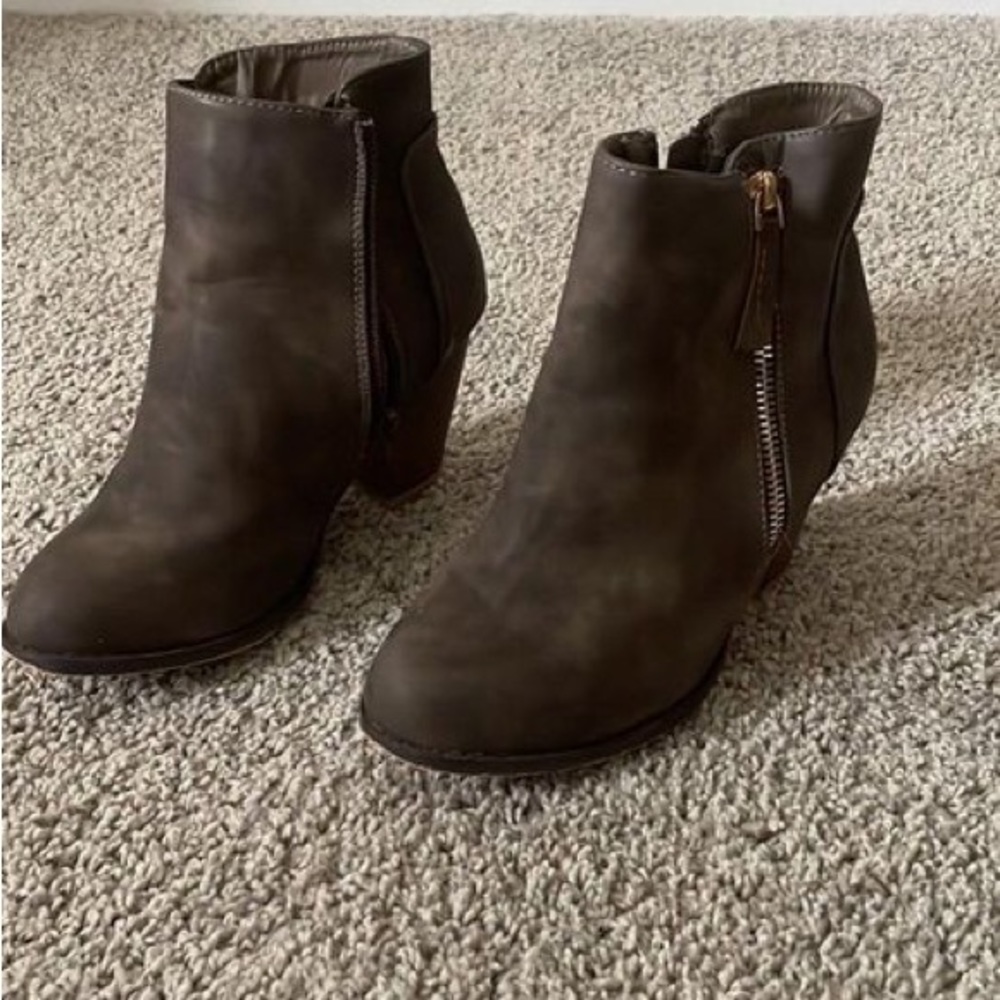 Size 6, Women’s Slouchy Brown Booties